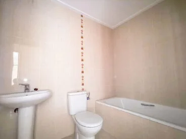 Uno de los dos baños de un apartamento nuevo en venta en Jávea – L&T Properties