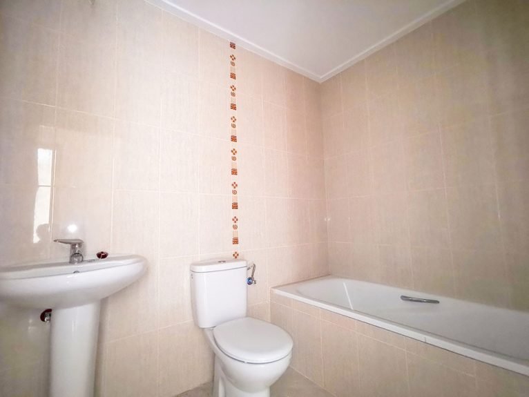 Uno de los dos baños de un apartamento nuevo en venta en Jávea - L&T Properties