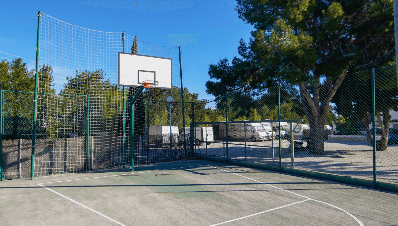 Camping con instalaciones deportivas en Jávea