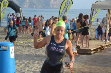 Carolin Gaastra primera en salir del agua