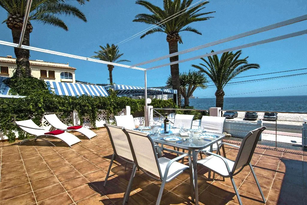 Comedor exterior en casa de alquiler vacacional en Jávea - Quality Rent a Villa