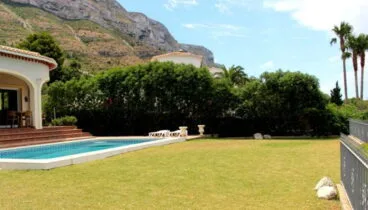 Chalet con jardín en venta en Dénia – Stirling Ackroyd Spain