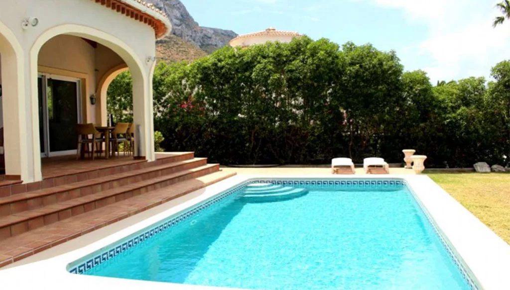 Chalet con piscina privada en venta – Stirling Ackroyd Spain
