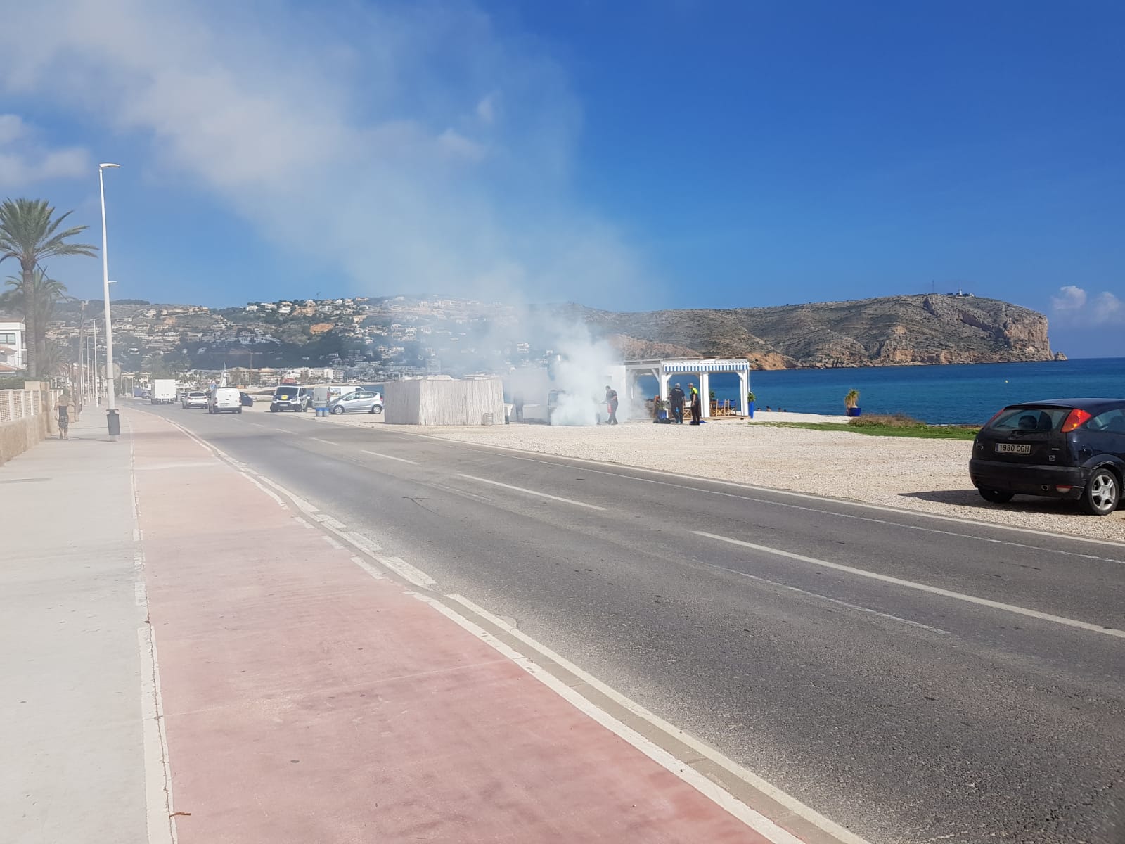Columna de humo en el litoral de Xàbia