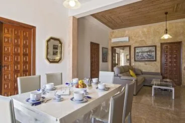 Comedor de una casa de alquiler vacacional en el Muntanyar I en Jávea – Quality Rent a Villa