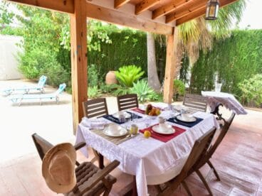 Comedor exterior en chalet en venta en Jávea – Atina Inmobiliaria
