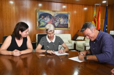 Firma del convenio con el IES Número 1