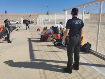 Sanitarios de Cruz Roja atendiendo a los inmigrantes