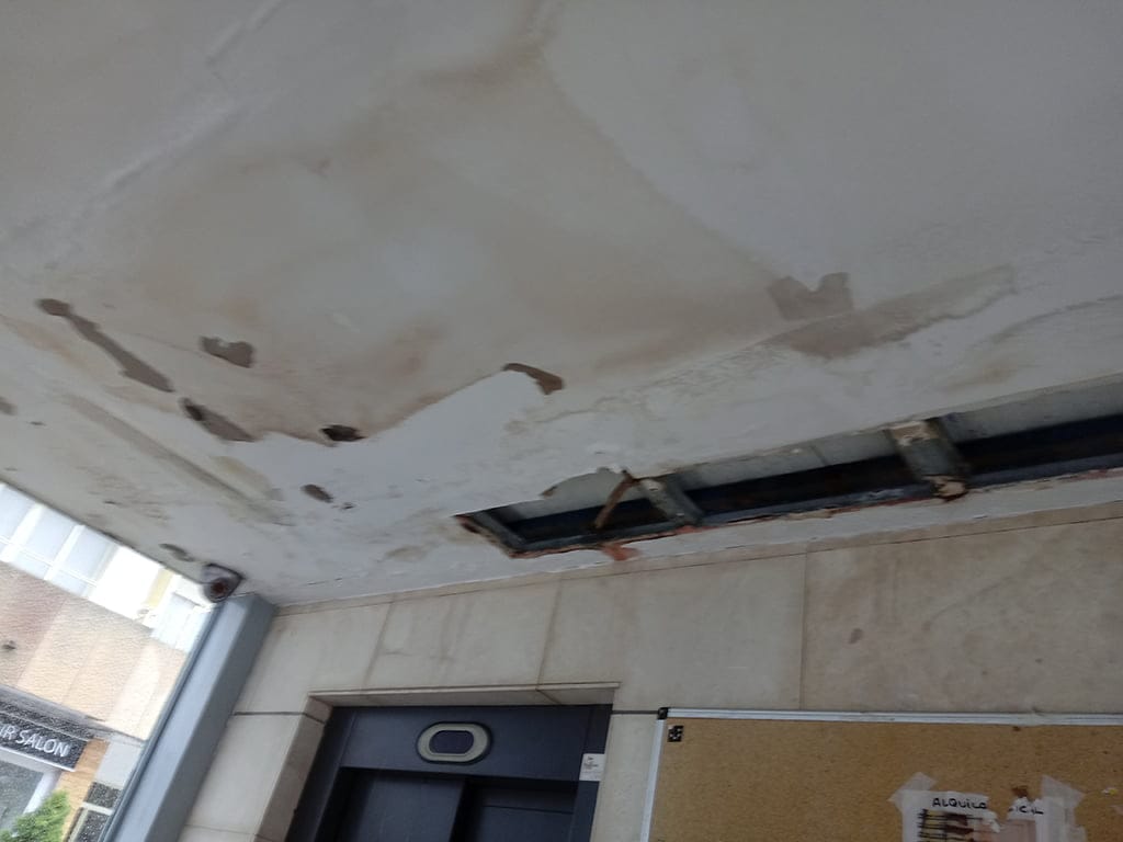 Imagen: Desconchones en la entrada peatonal del parking de la Plaza de la Constitución