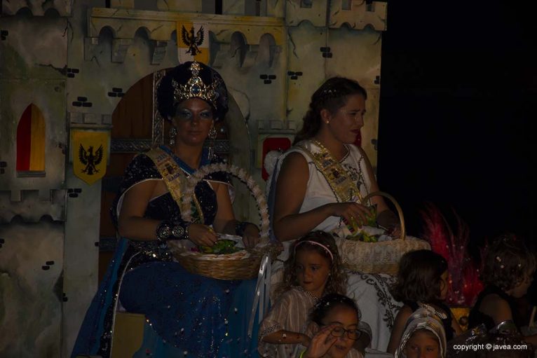 Abanderadas de las fiestas de Moros y Cristianos 2019 en el desfile de carrozas de fiestas de Loreto