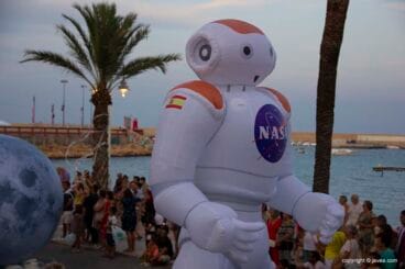 Un astronauta abría el desfile de carrozas de Xàbia