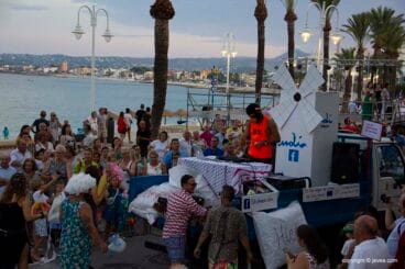 Las peñas marineras participan en el desfile de carrozas