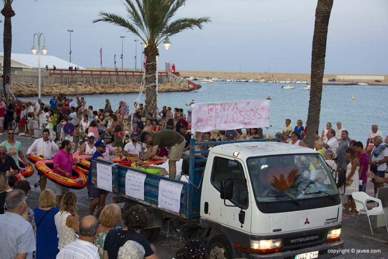 De rotsen nemen deel aan de parade van praalwagens van Loreto de Xàbia 2019