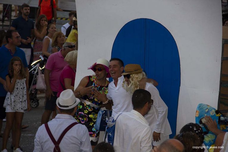 Desfile de carrozas y peñas en las fiestas de Loreto de Xàbia