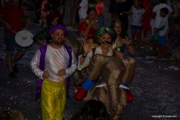 Miembros de la Comisión de Fiestas de Loreto en el desfile de carrozas