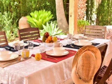 Detalle del comedor exterior en un chalet en venta en Jávea – Atina Inmobiliaria