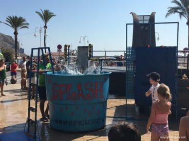 Los niños se divierten en las actividades de agua