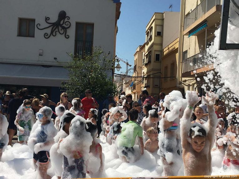 Fiesta de la espuma en Xàbia