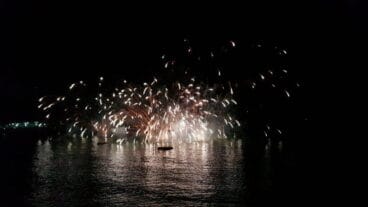 Disparo del castillo de fuegos artificiales desde el mar