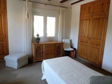 Dormitorio de estilo rústico – Promociones Denia, S.L.