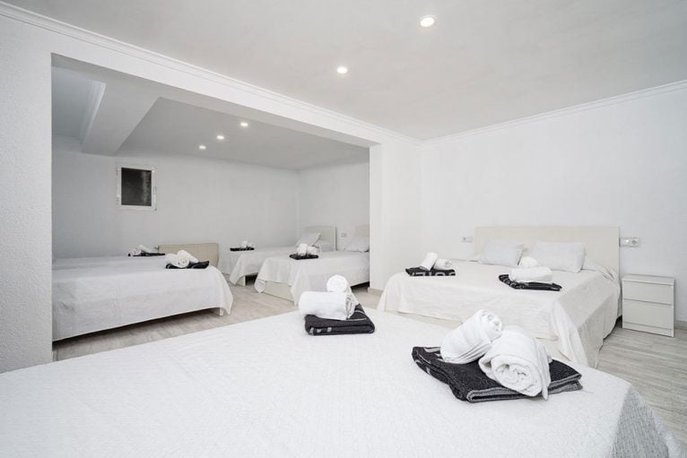 Bedroom with four single beds - Aguila Rent a Villa