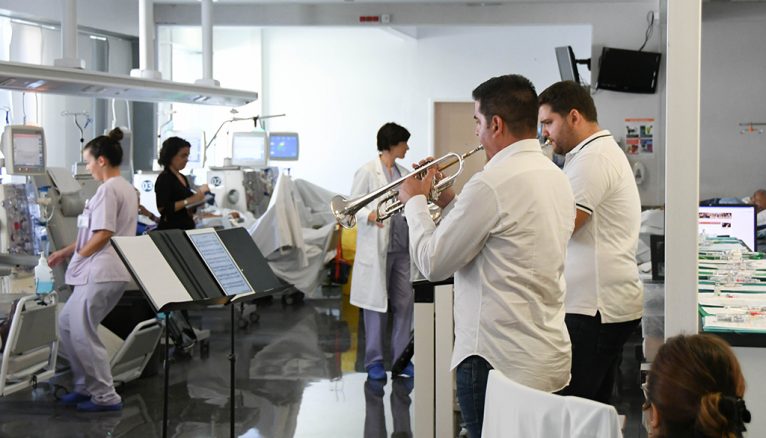 Dos trompetistas tocan para los pacientes