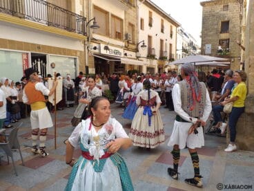 El Grup de danses del Portitxol bailando en la plaça de baix