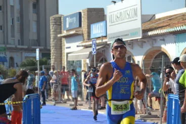El poblero Guido corriendo