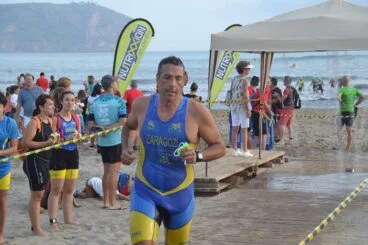 El poblero Juan Zaragozí saliendo del mar
