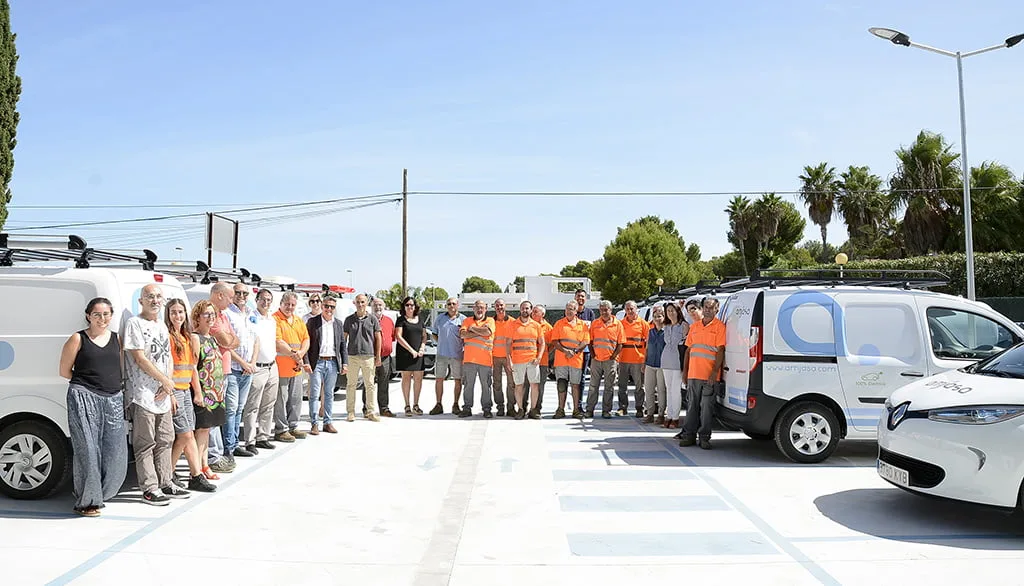 Emplados de Amjasa junto a los nuevos vehículos