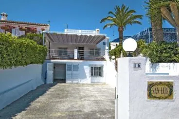 Entrada de casa de alquiler vacacional en Jávea – Quality Rent a Villa