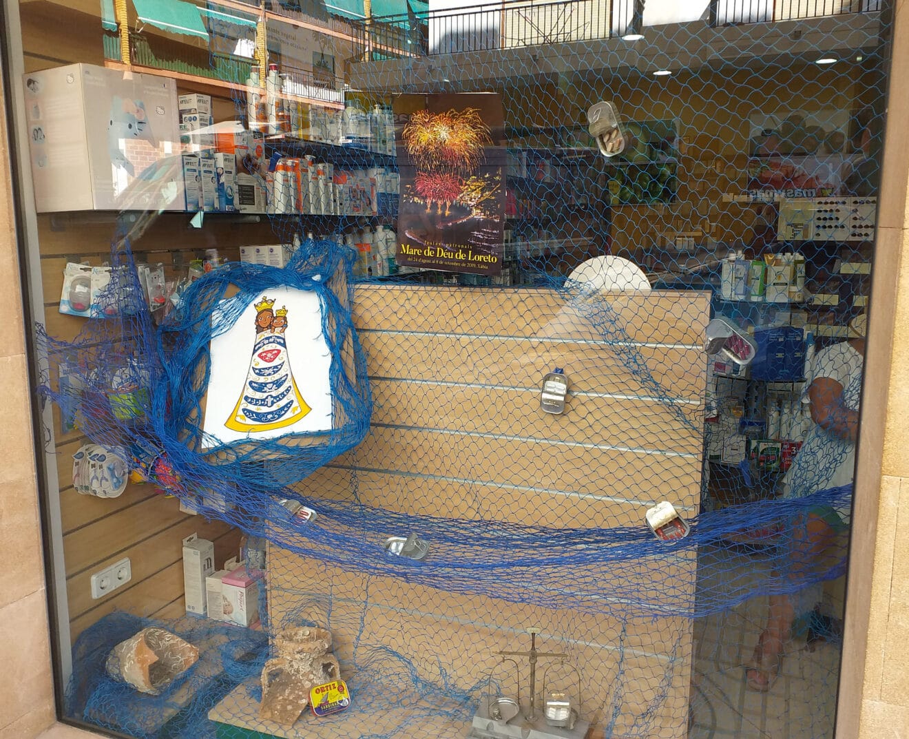 Escaparate de la Farmacia engalanado