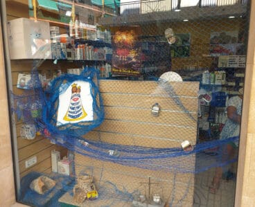 Escaparate de la Farmacia engalanado