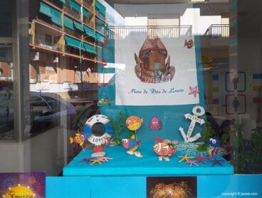 Escaparate engalanado con motivo de las fiestas marineras