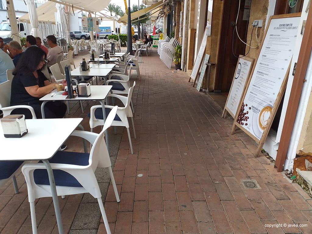 Imagen: Espacio de paso peatonal en la Plaza de Adolfo Suárez de la Duanes de la Mar