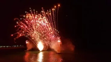 Espectáculo pirotécnico lanzado desde la Playa de la Grava