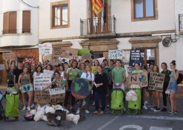 Estudiantes del Lady Elizabeth en las puertas del Ayuntamiento de Benitatxell