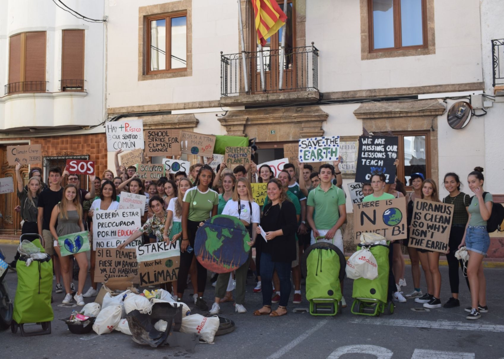 Imagen: Estudiantes del Lady Elizabeth en las puertas del Ayuntamiento de Benitatxell