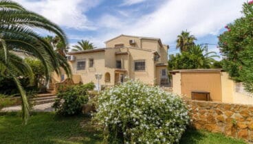Fachada de un chalet muy grande en venta en Jávea – Vicens Ash Properties