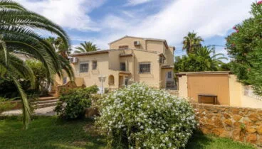 Fachada de un chalet muy grande en venta en Jávea – Vicens Ash Properties