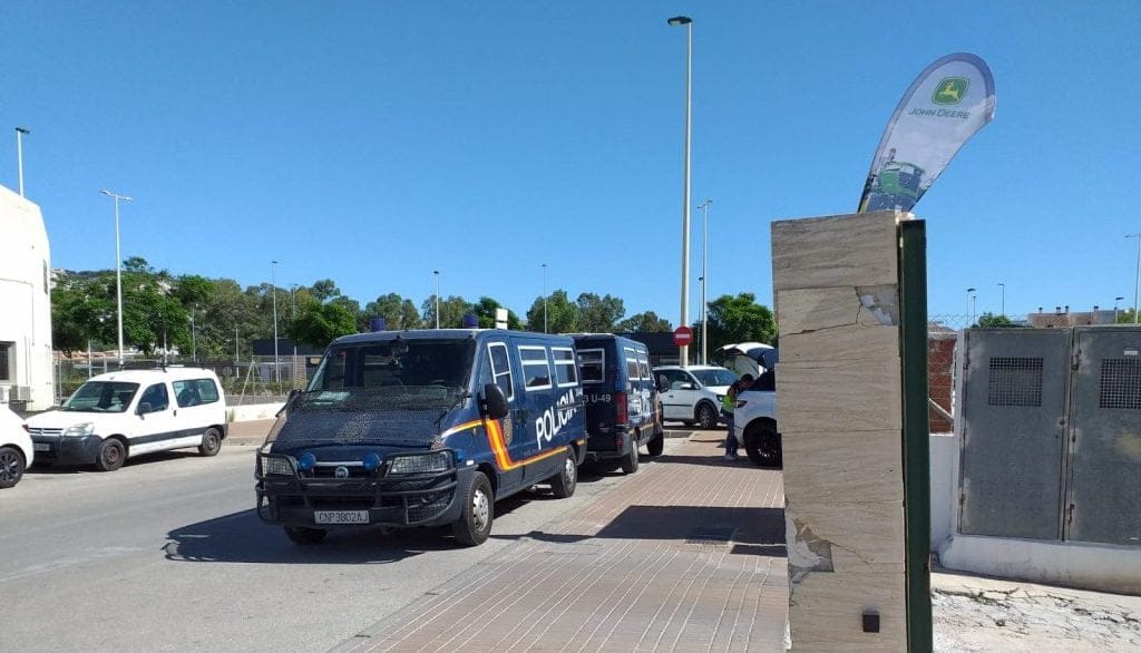 Imagen: Furgones de la policía durante la redada