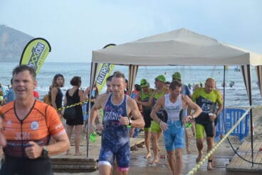 Grupo de triatletas saliendo del agua
