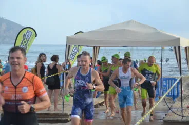 Grupo de triatletas saliendo del agua