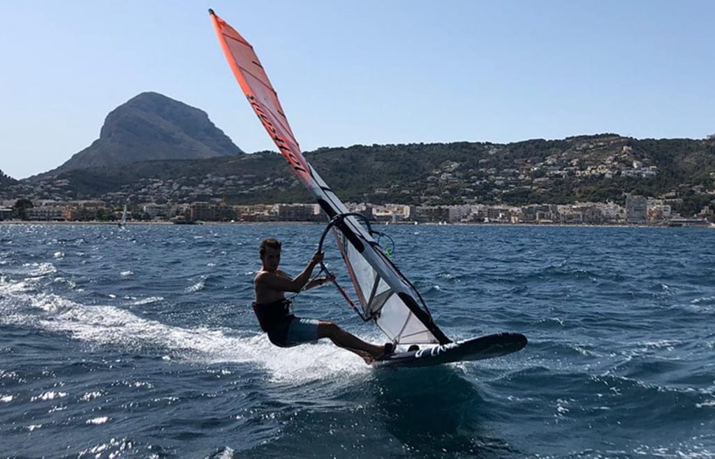 Imagen: José Luis Boronat sobre un tabla de windsurf
