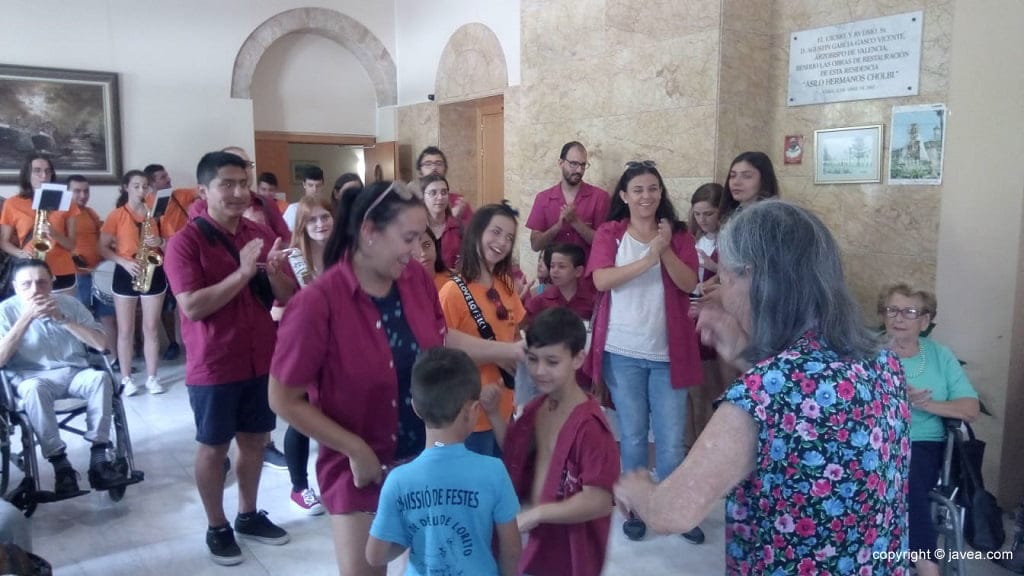 Imagen: La Comisión de Fiestas visita a los residentes del Asilo Hermanos Cholbi