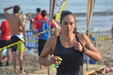 La dianense Elisa García saliendo del mar