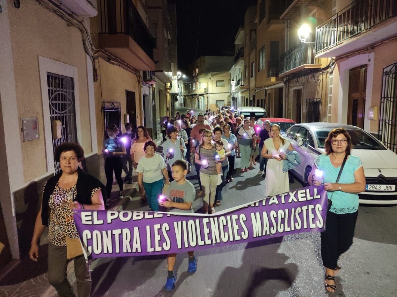 La marcha violeta recorre las calles de Benitatxell