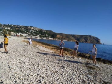 Las alumnas durante la limpieza del litoral de Xàbia
