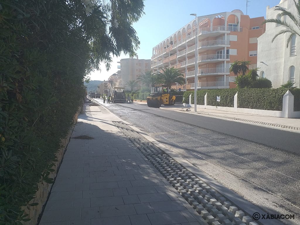 Imagen: Máquinas trabajando en el asfaltado de la Avenida Ultramar
