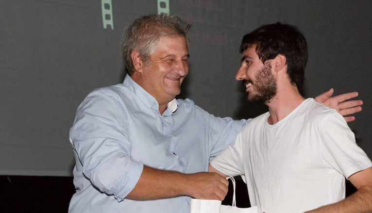 Marc Pedrós recibe del Concejal de Cultura Quico Moragues el trofeo conmemorativo de la Fund Oceanogràfic